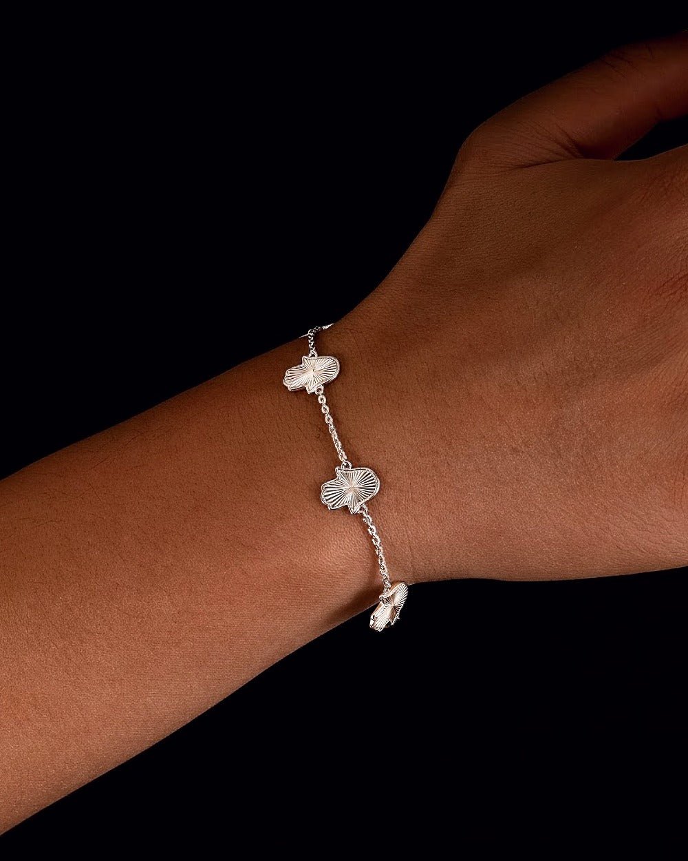 HAMSA MOTIF BRACELET. - Drippy Amsterdam