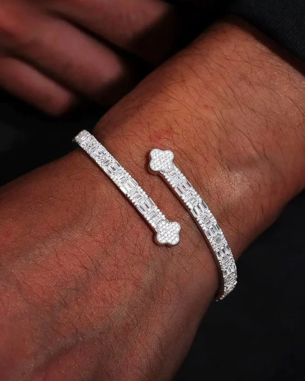 MOISSANITE CLOVER BANGLE. - WHITE GOLD - Drippy Amsterdam