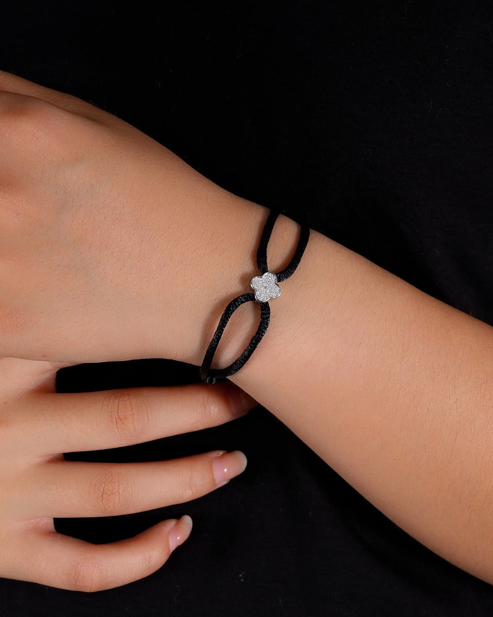 MOISSANITE ICED CLOVER CORD BRACELET. - WHITE GOLD - Drippy Amsterdam