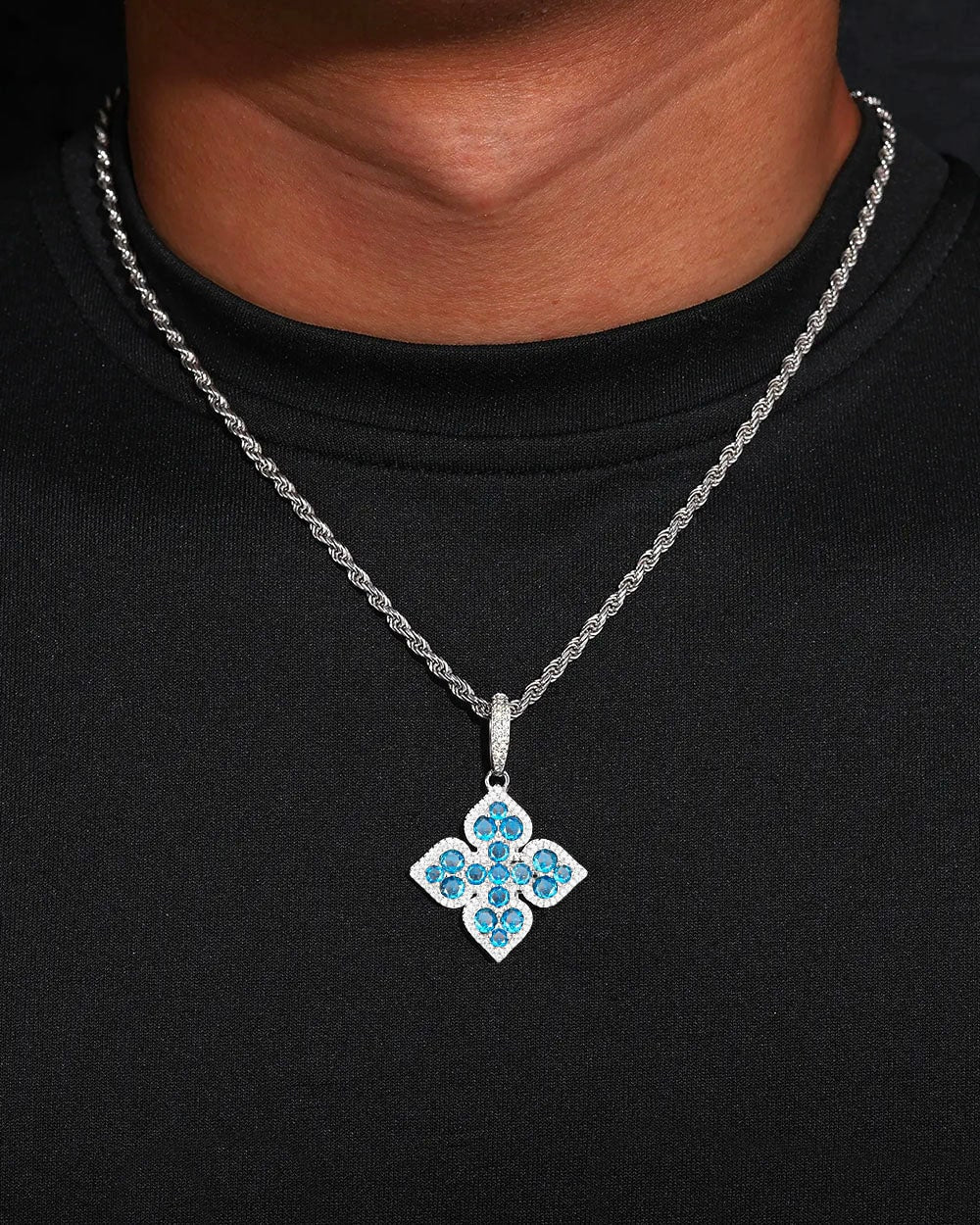 MOISSANITE BLUE CLOVER PENDANT. - WHITE GOLD - Drippy Amsterdam