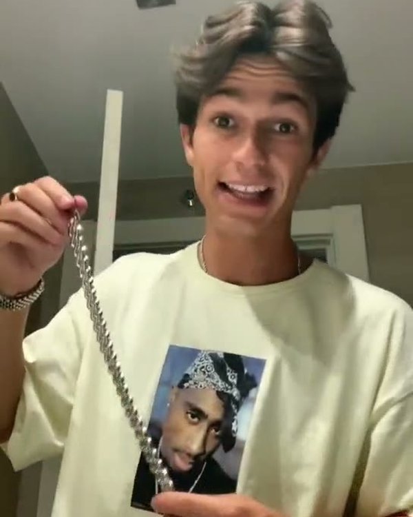 Jemand aus der Drippy Fam trägt Drippy Schmuck