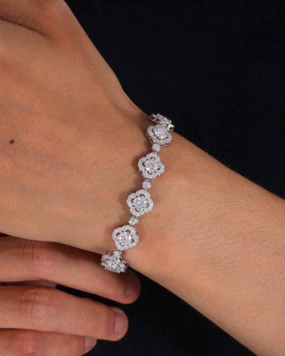 MOISSANITE ICED CLOVERS BRACELET. - WHITE GOLD - Drippy Amsterdam