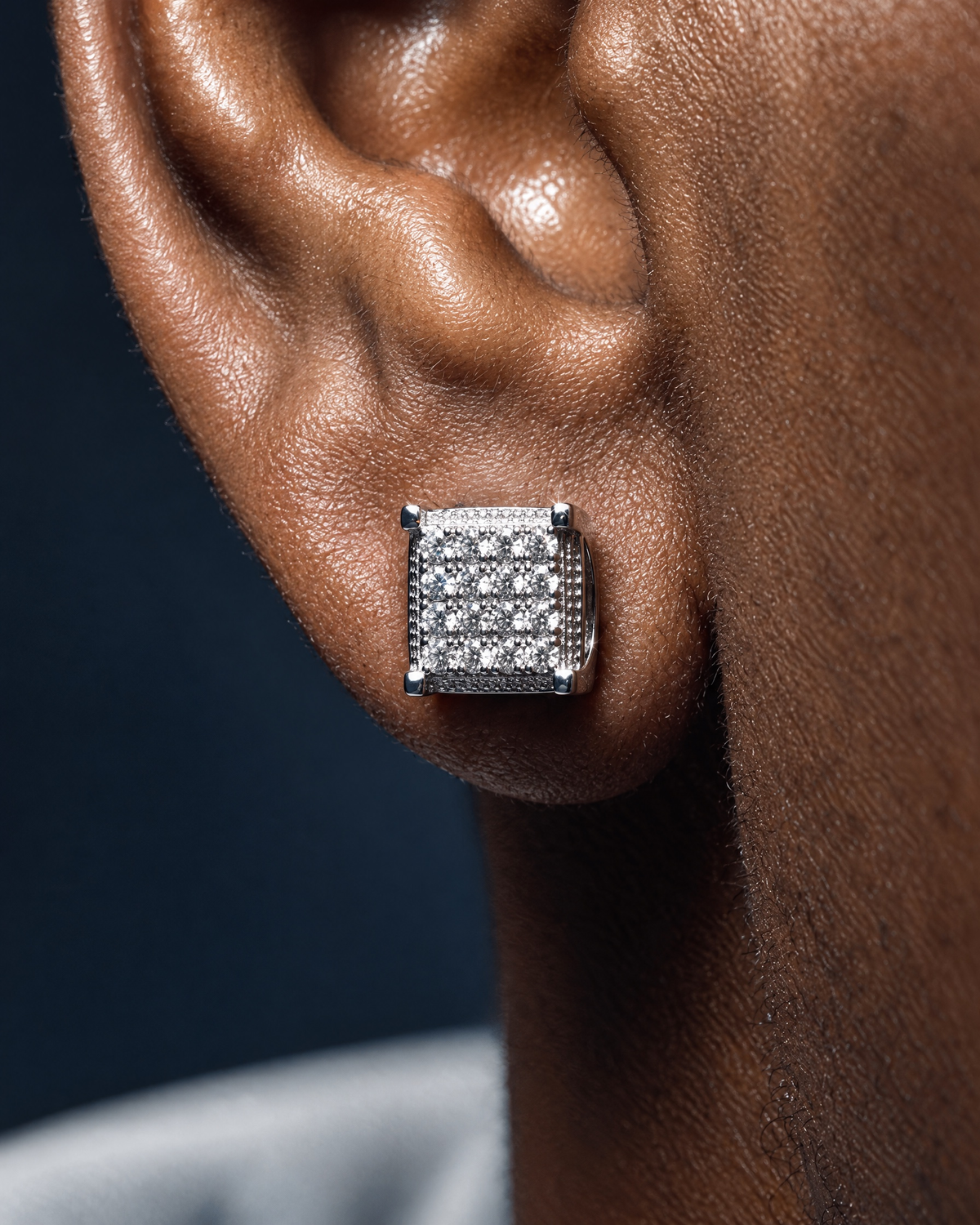 MOISSANITE ICED SQUARE EARRINGS. - Drippy Amsterdam