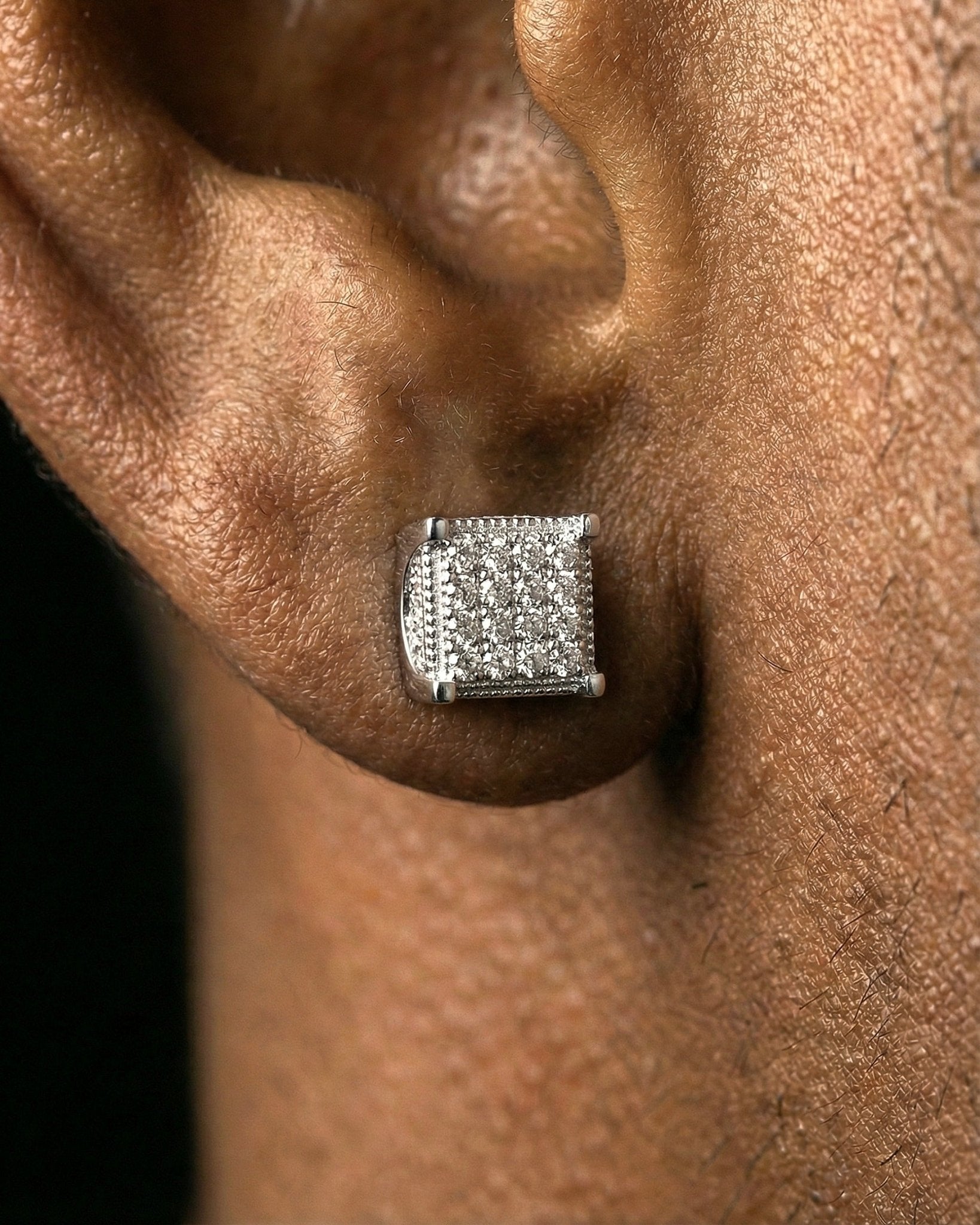 MOISSANITE ICED SQUARE EARRINGS. - Drippy Amsterdam