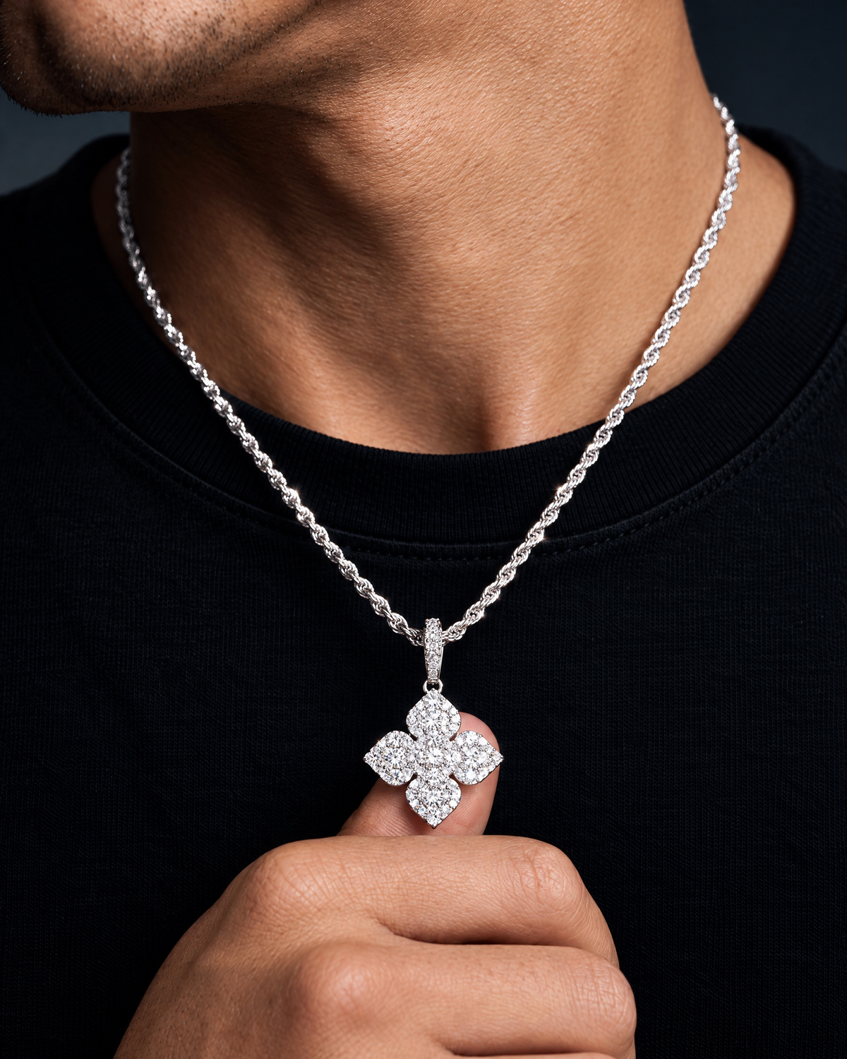 MOISSANITE WHITE CLOVER PENDANT. - Drippy Amsterdam